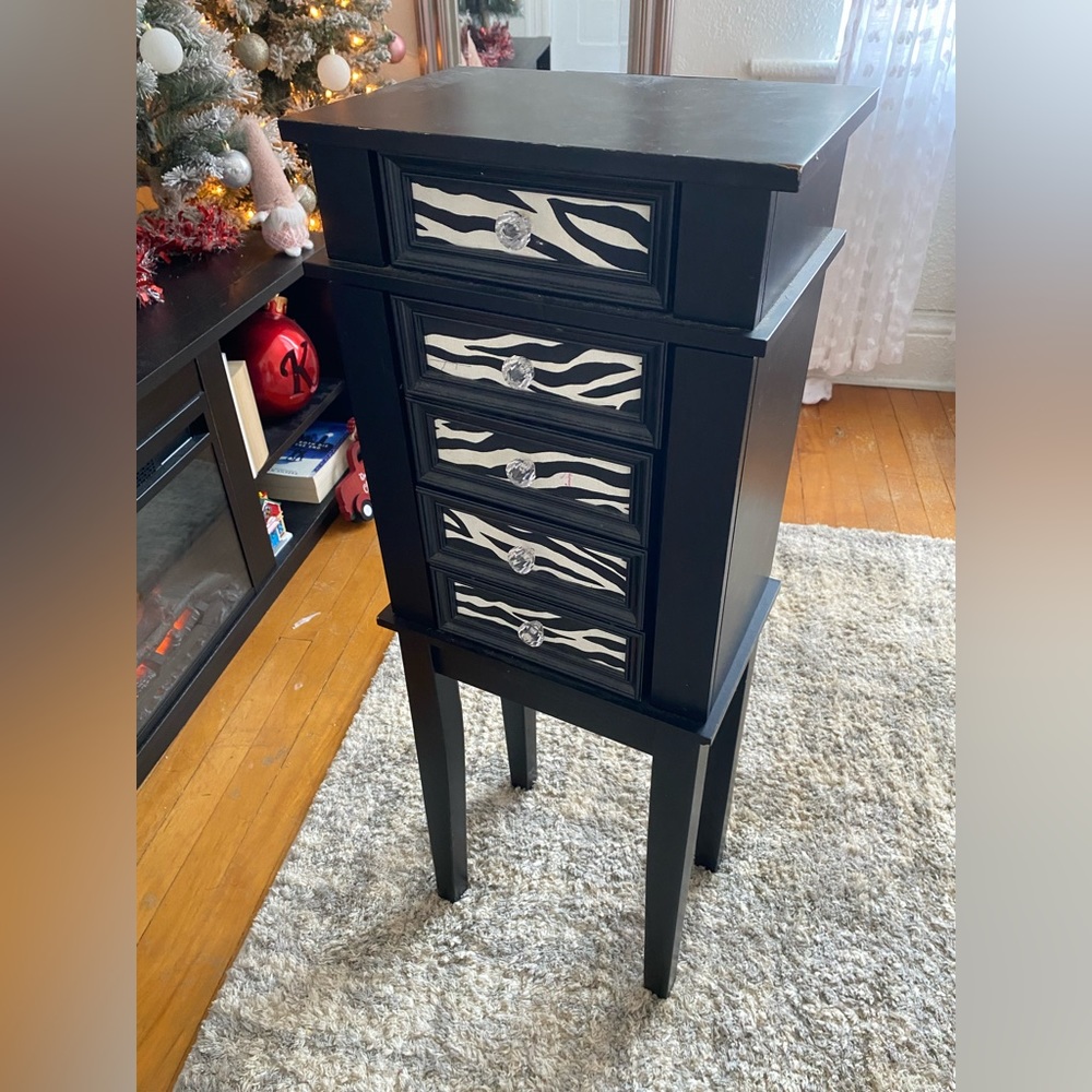 Standing Jewelry Box